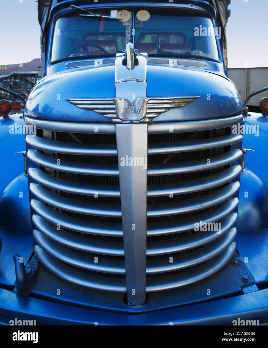 Grill d'un énorme camion Hino bleu Banque D'Images