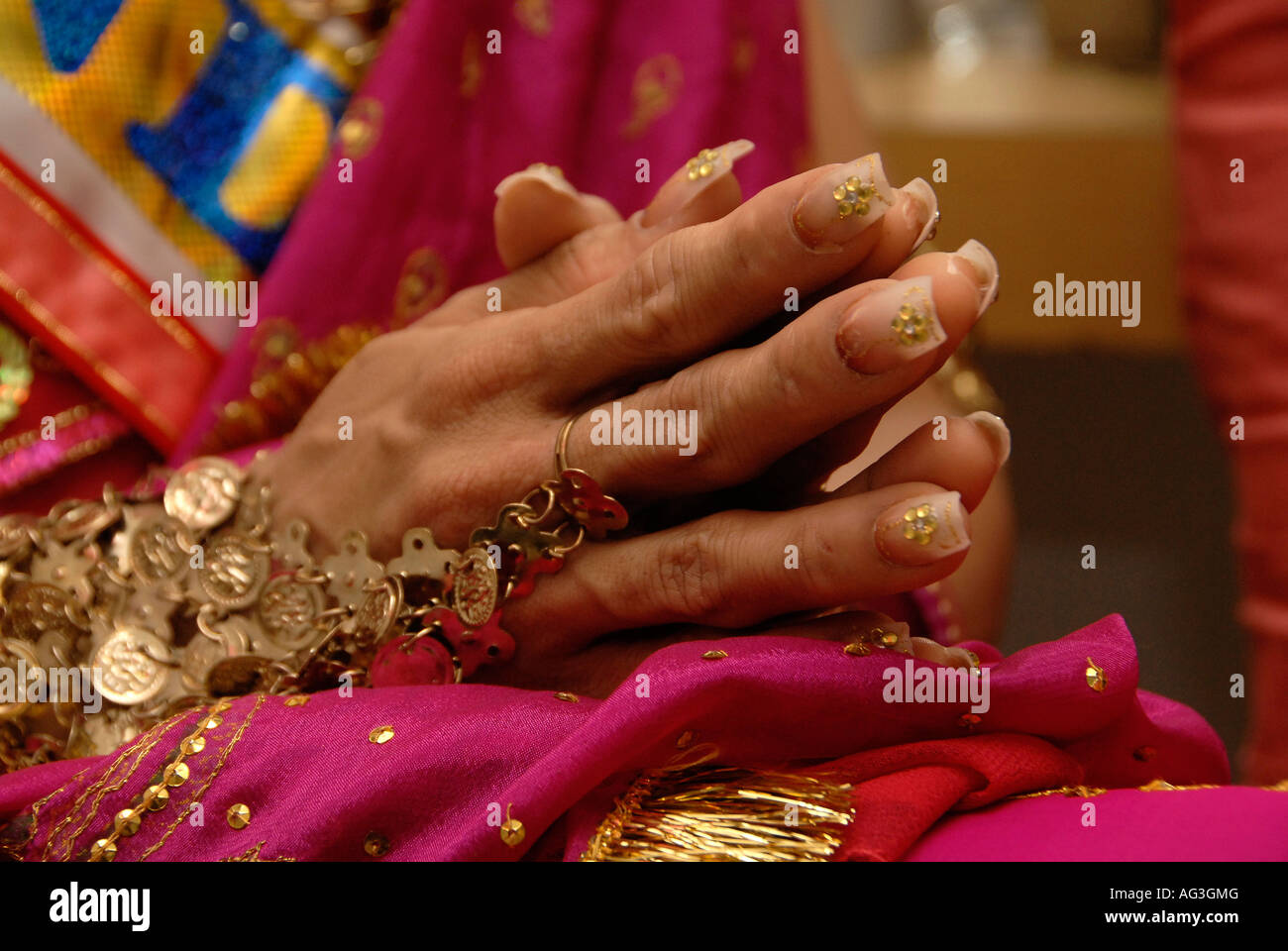 Les mains d'un membre de l'Hijra transgenre ornée de bijoux doré traditionnel et ongles autocollants, Inde Banque D'Images