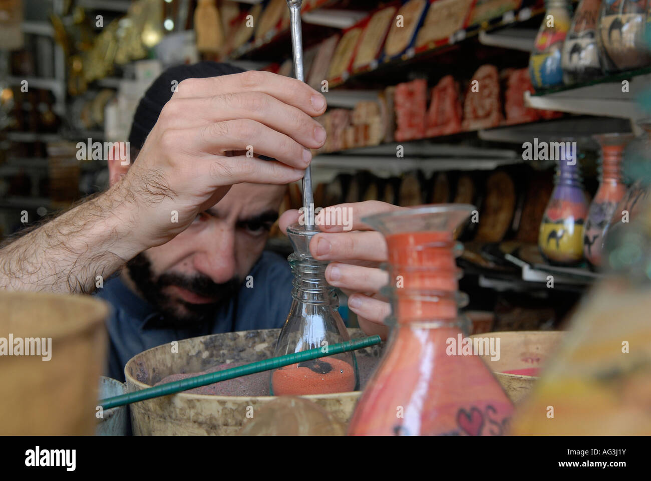 Jordanien ajoute du sable coloré pour une bouteille remplie de sable multicolore roches qui se trouve à Petra dans un magasin de souvenirs à Amman Jordanie Banque D'Images