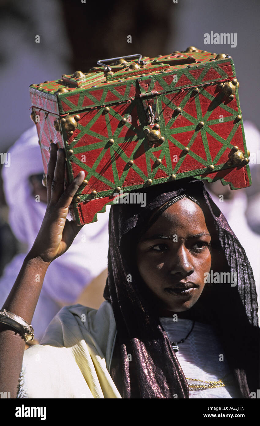 L'Algérie Tamanrasset Femme de tribu touareg holding box on head Banque D'Images