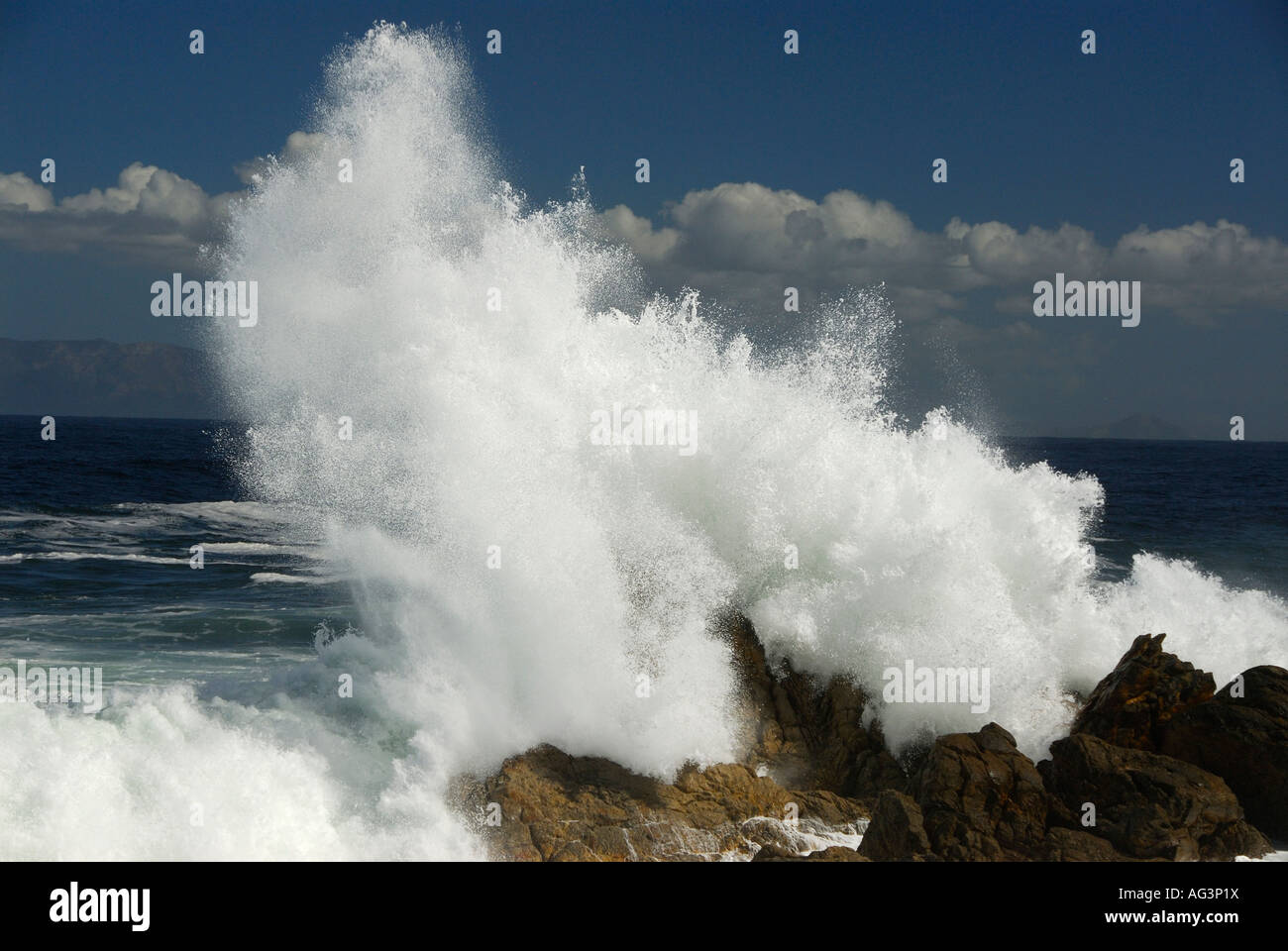Le fracas des vagues près de Rooi Els, False Bay, Western Cape, Afrique du Sud Banque D'Images