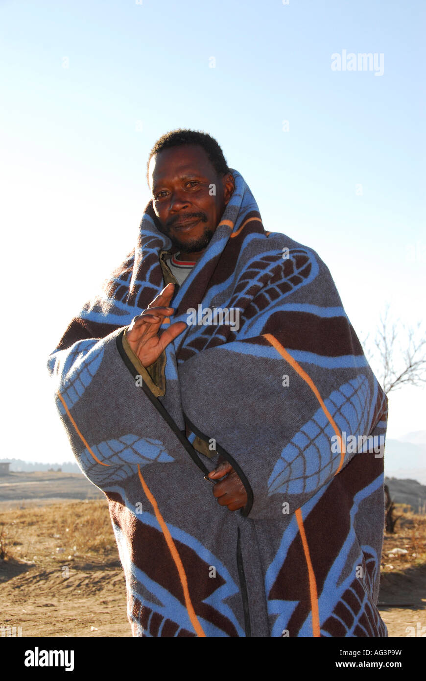 Les Basothos homme enveloppé dans une couverture épaisse pour protéger contre le froid glacial de l'hiver dans les montagnes Maluti du Lesotho, Afrique Banque D'Images
