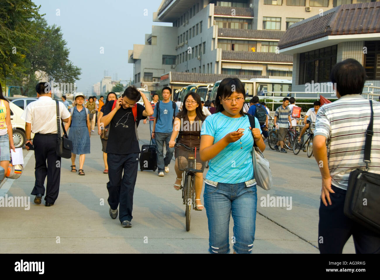 Beijing CHINE, éducation Université de Beijing, étudiants adolescents à l'extérieur, groupe d'adolescents Marche à pied, femme textant sur le téléphone intelligent, à l'école bâtiment, occupé Banque D'Images