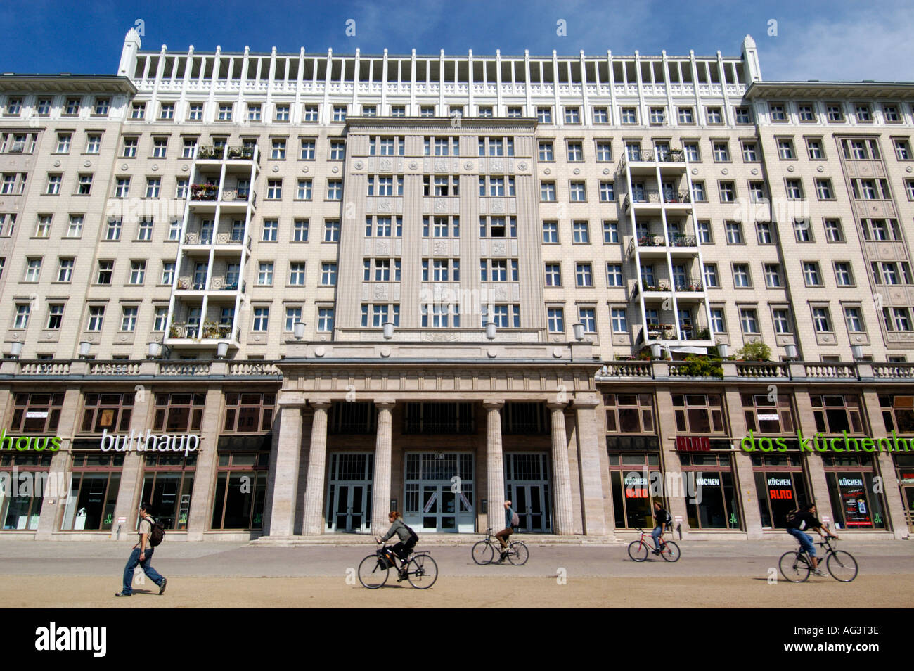 Staline selon Henri de guillemin. Cet-appartement-de-style-stalinien-typique-immeuble-sur-karl-marx-allee-a-berlin-ag3t3e