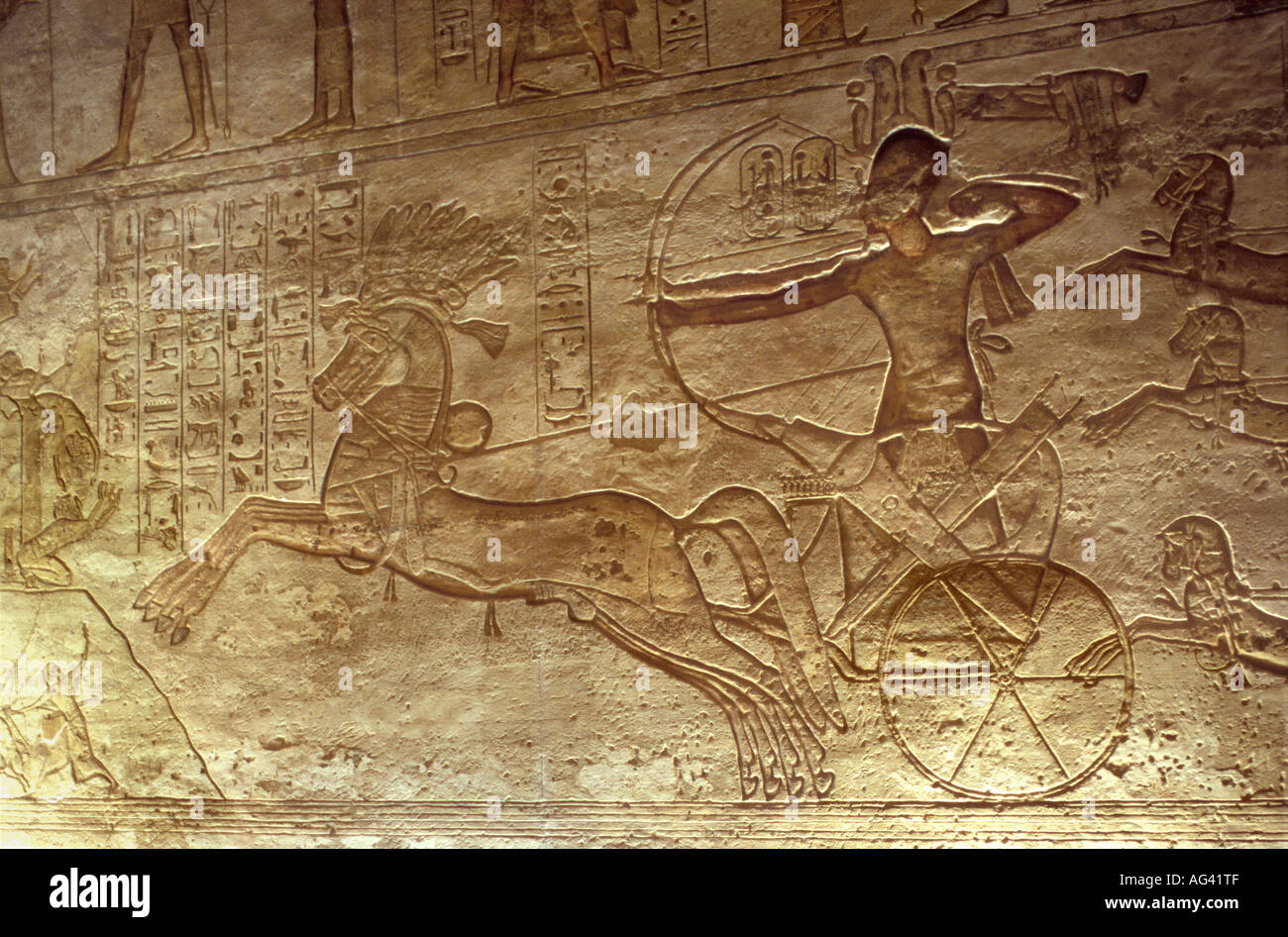 Fresques à l'intérieur du Temple de la reine Néfertiti à Abou Simbel au bord du lac Nasser Egypte Banque D'Images