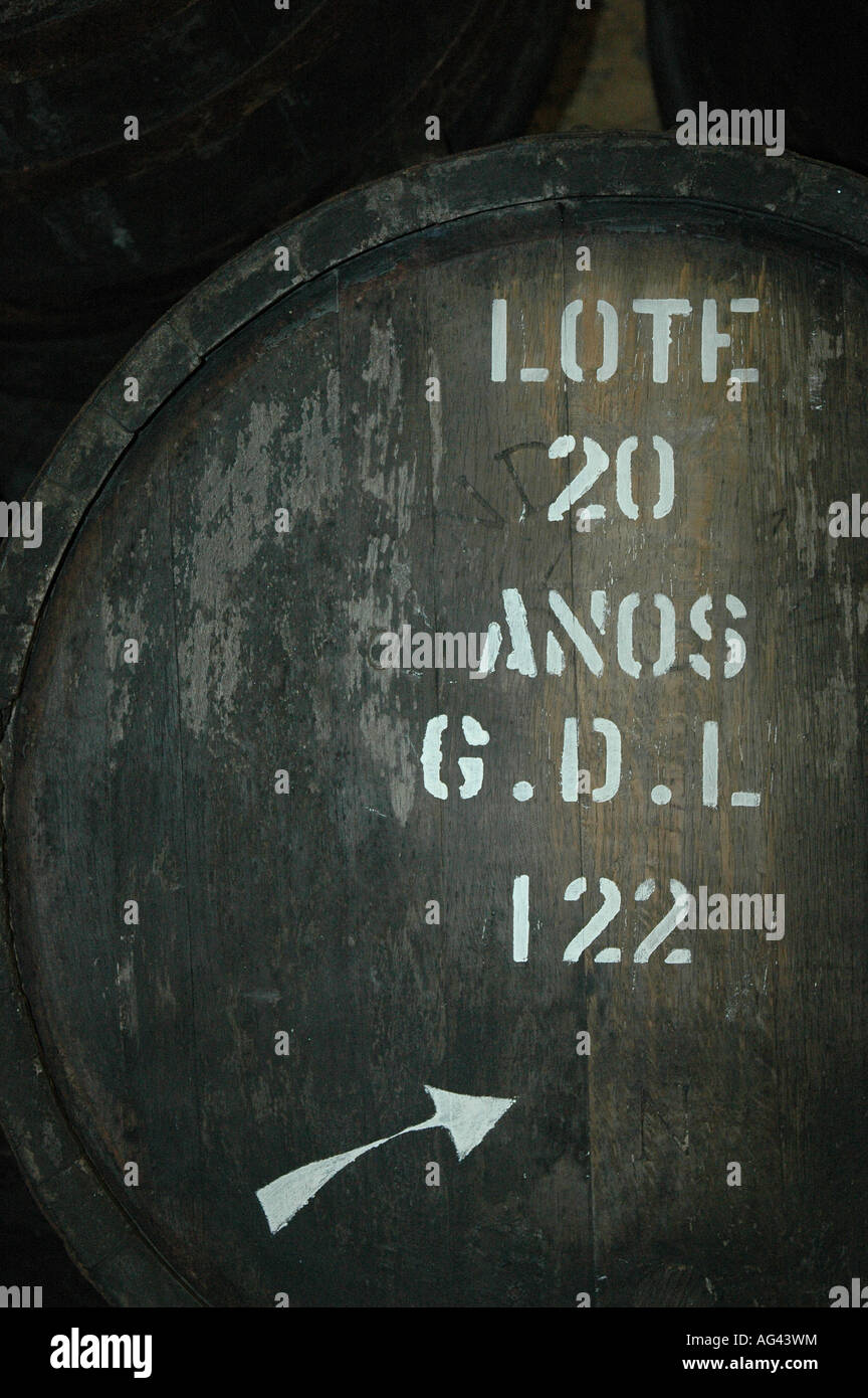 Vin en chêne de chêne vieillit dans une auberge de vin de Port à Porto ville Portugal Banque D'Images