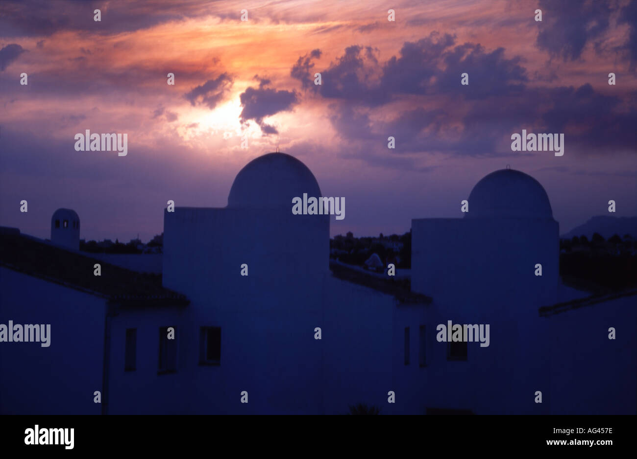 Coucher de soleil sur les bâtiments blanchis à l'Espagne Banque D'Images