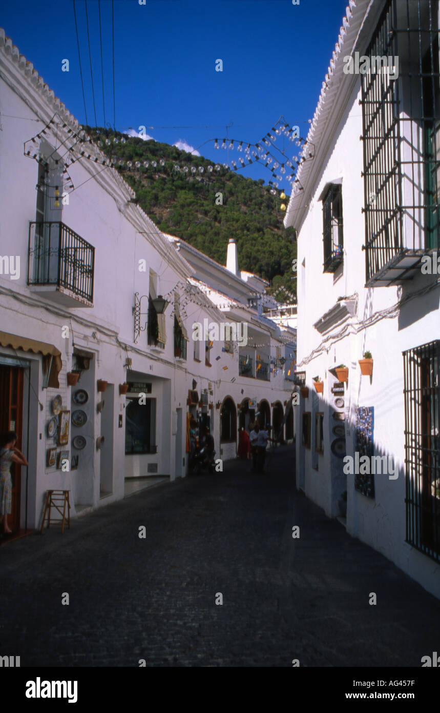 Rue blanchis dans village de Mijas, Espagne Banque D'Images