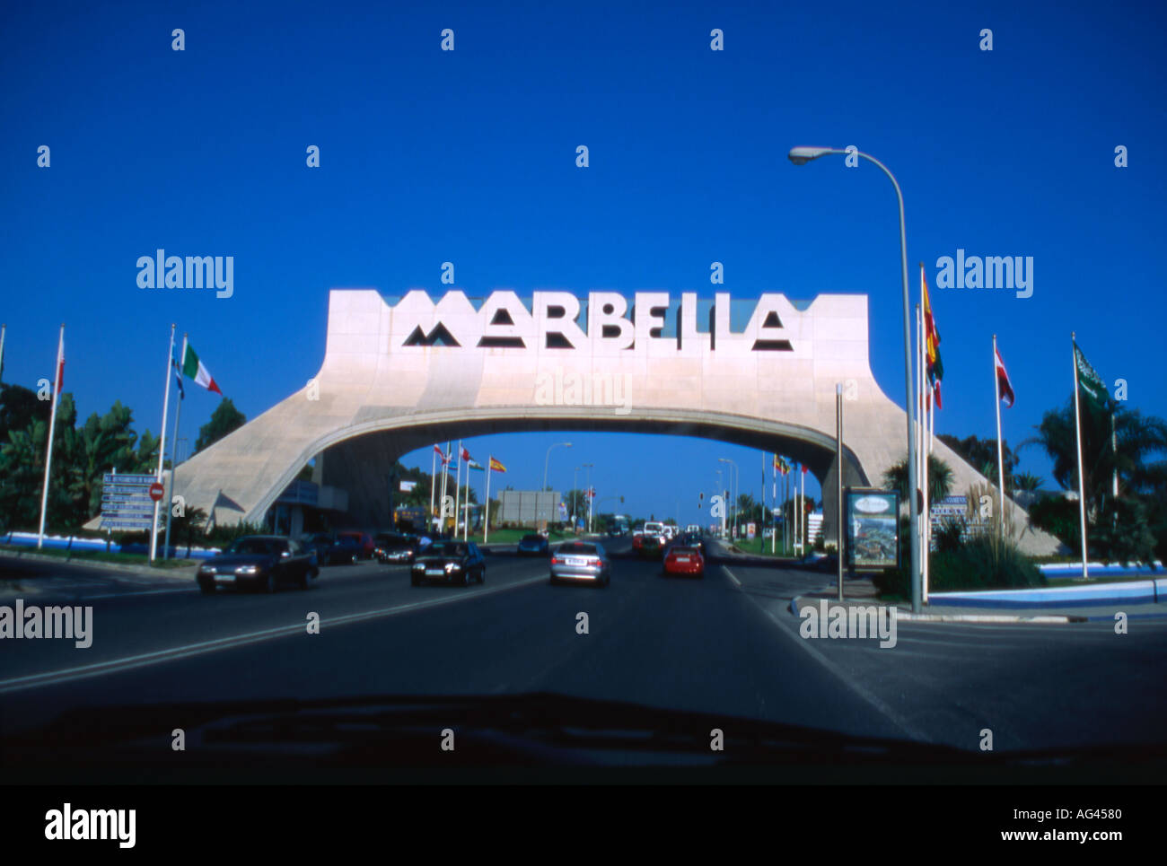 Marbella pont enjambant l'entrée de la ville sur la route de l'Espagne Banque D'Images