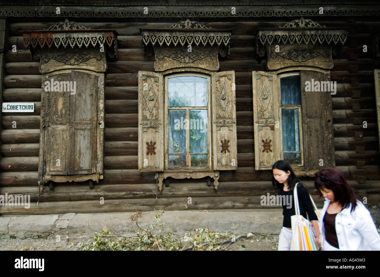 Fenêtres en bois ornés d'dans maison à Oulan-oudé Sibérie Russie 2006 Banque D'Images