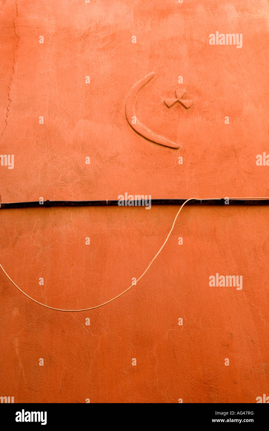 Lune et étoiles sur le mur dans le souk de Marrakech Banque D'Images