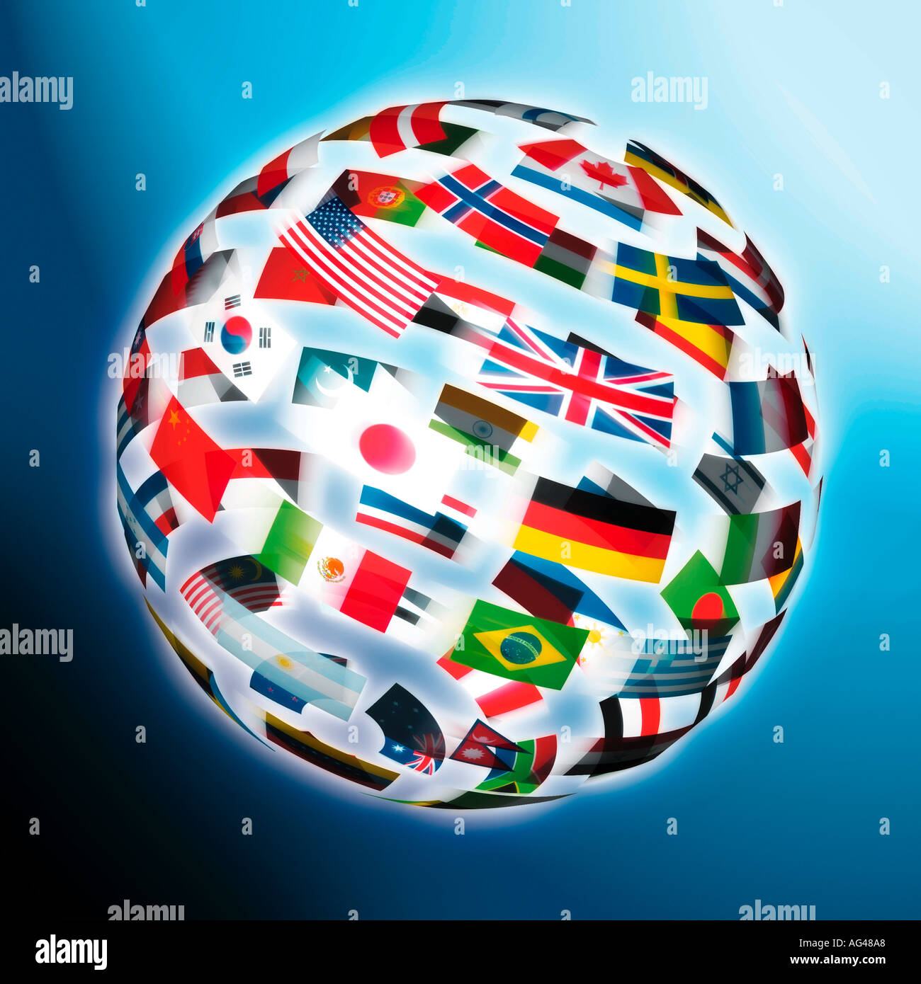 Drapeaux internationaux sous forme de globe sur fond bleu. Drapeau Mondial. Banque D'Images