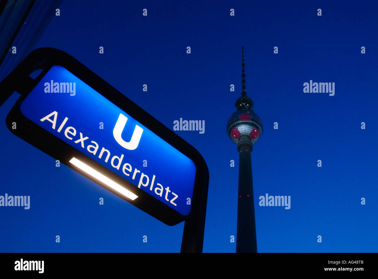 Tour de télévision et de nuit entrée du métro Alexanderplatz Berlin Allemagne Banque D'Images