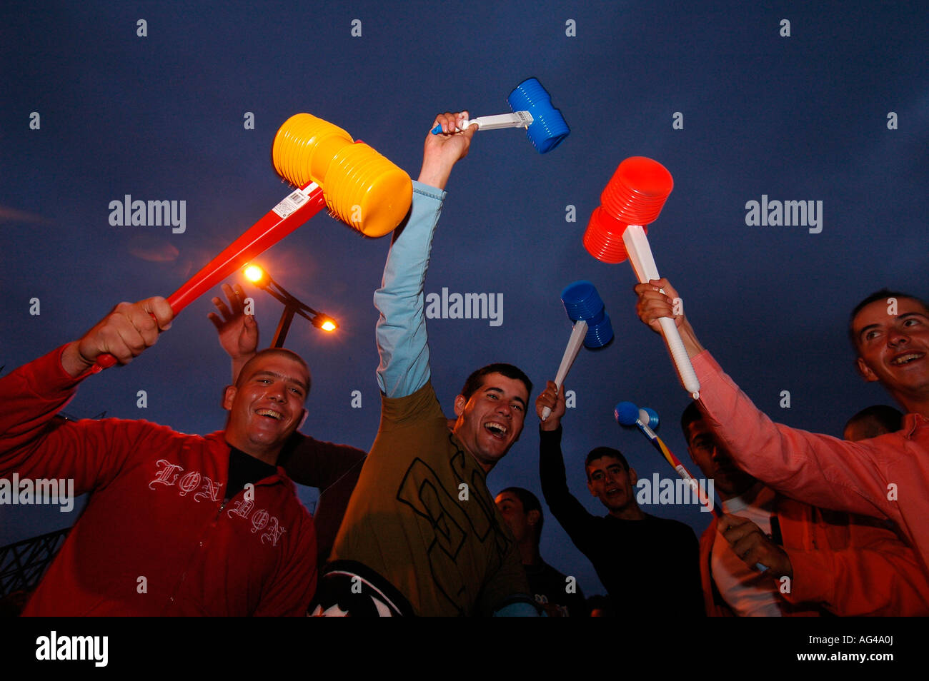 Fêtards joyeux avec un marteau en plastique jouets célébrant Festa de Sao Joao do Porto ou fête de la St Jean dans la ville de Porto au nord du Portugal Banque D'Images