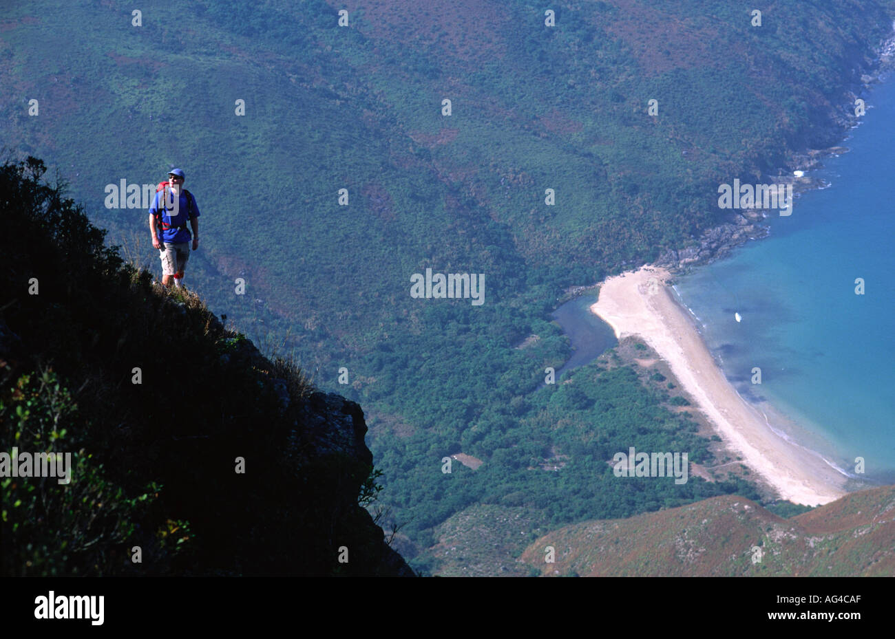 Un randonneur en hauteur sur pic aigu à Hong Kong's Sai Kung Country Park Banque D'Images