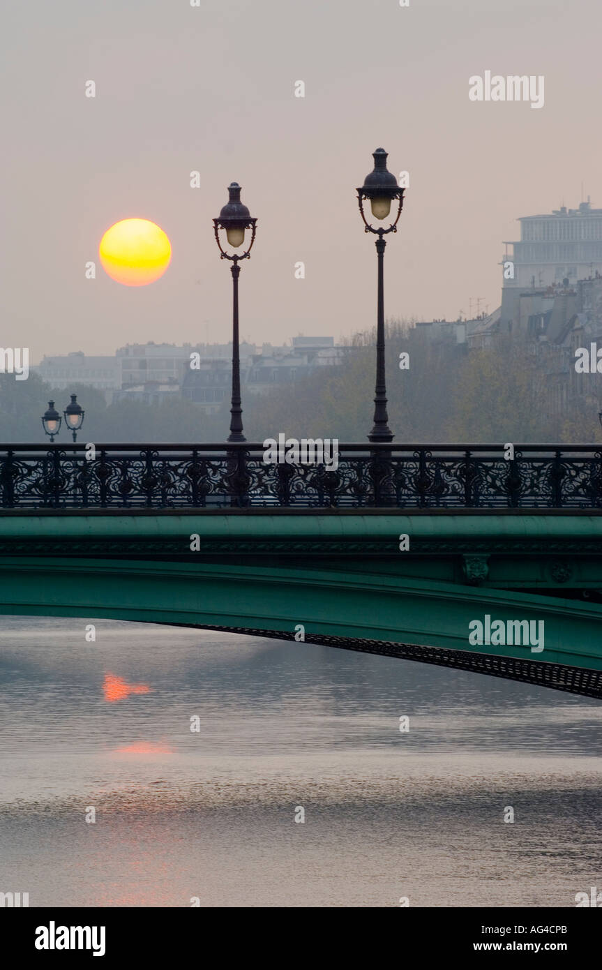 Le lever du soleil sur la Seine Paris Banque D'Images