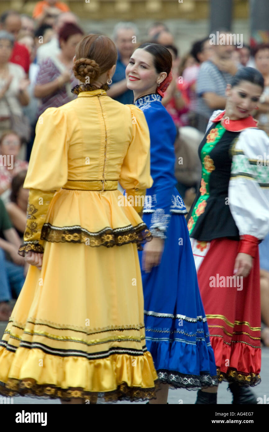 Danseuses d'Orenbourg State Russian Folk Choir en vêtements traditionnels effectuant dans Plaza Arriaga Bilbao Banque D'Images