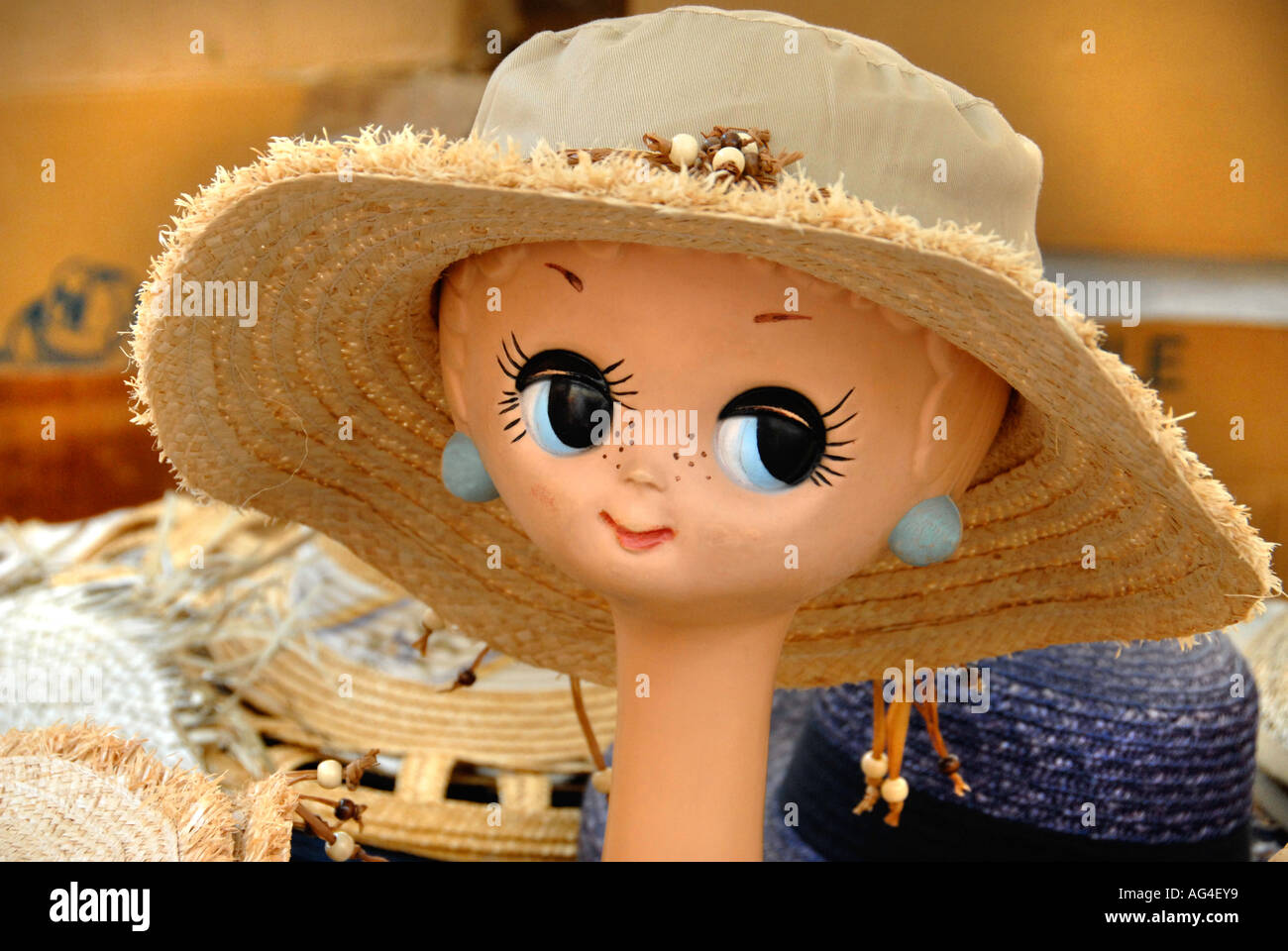 Tête Mannequin comique pour un chapeau Affichage à St Tropez marché Photo  Stock - Alamy