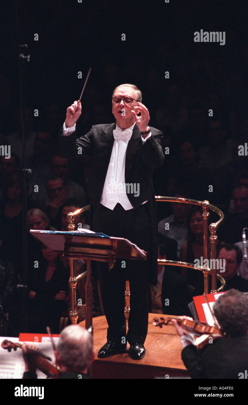 Le regretté compositeur de film italien Ennio Morricone (10 novembre 1928-6 juillet 2020) dirige l'Orchestre symphonique de Rome, Royal Albert Hall, Londres, Royaume-Uni. Banque D'Images