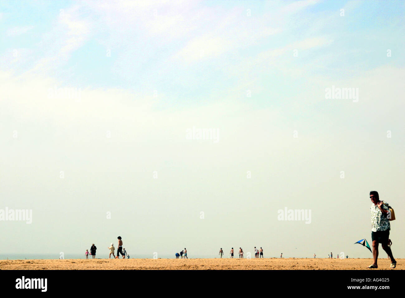 High key shot à contraste élevé de personnes marchant sur la plage en France beaucoup de ciel dans shot Banque D'Images