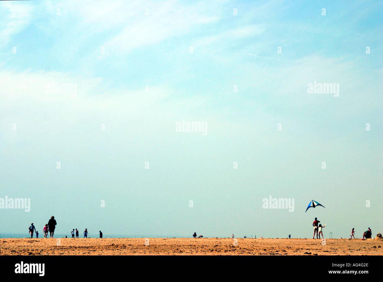 High key shot à contraste élevé de personnes marchant sur la plage en France beaucoup de ciel dans shot Banque D'Images