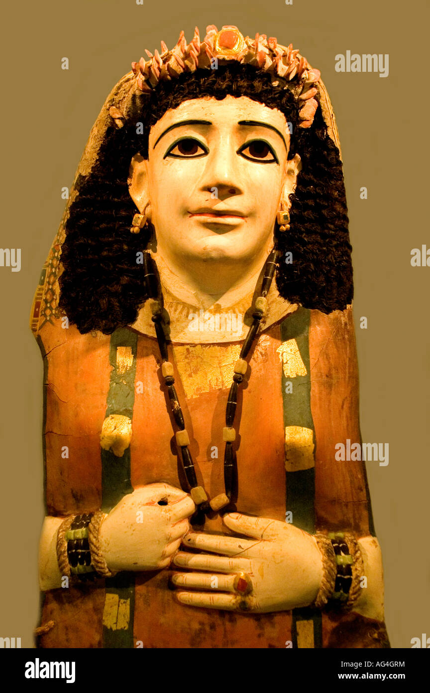 Romano-égyptien en stuc peint masque momie femme riche de Mei, avec une fleur de rose fleurie orgueil serpent bijoux du 1er siècle après JC Egypte. Banque D'Images