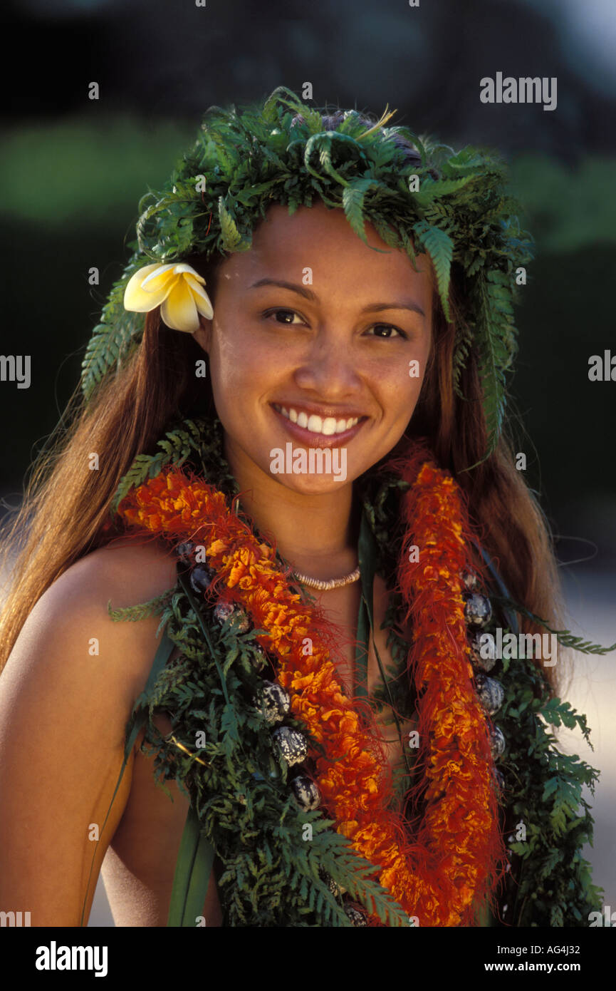 Sourire chaleureux d'un vrai Hawaiian girl avec de fougères et de fleurs  Photo Stock - Alamy
