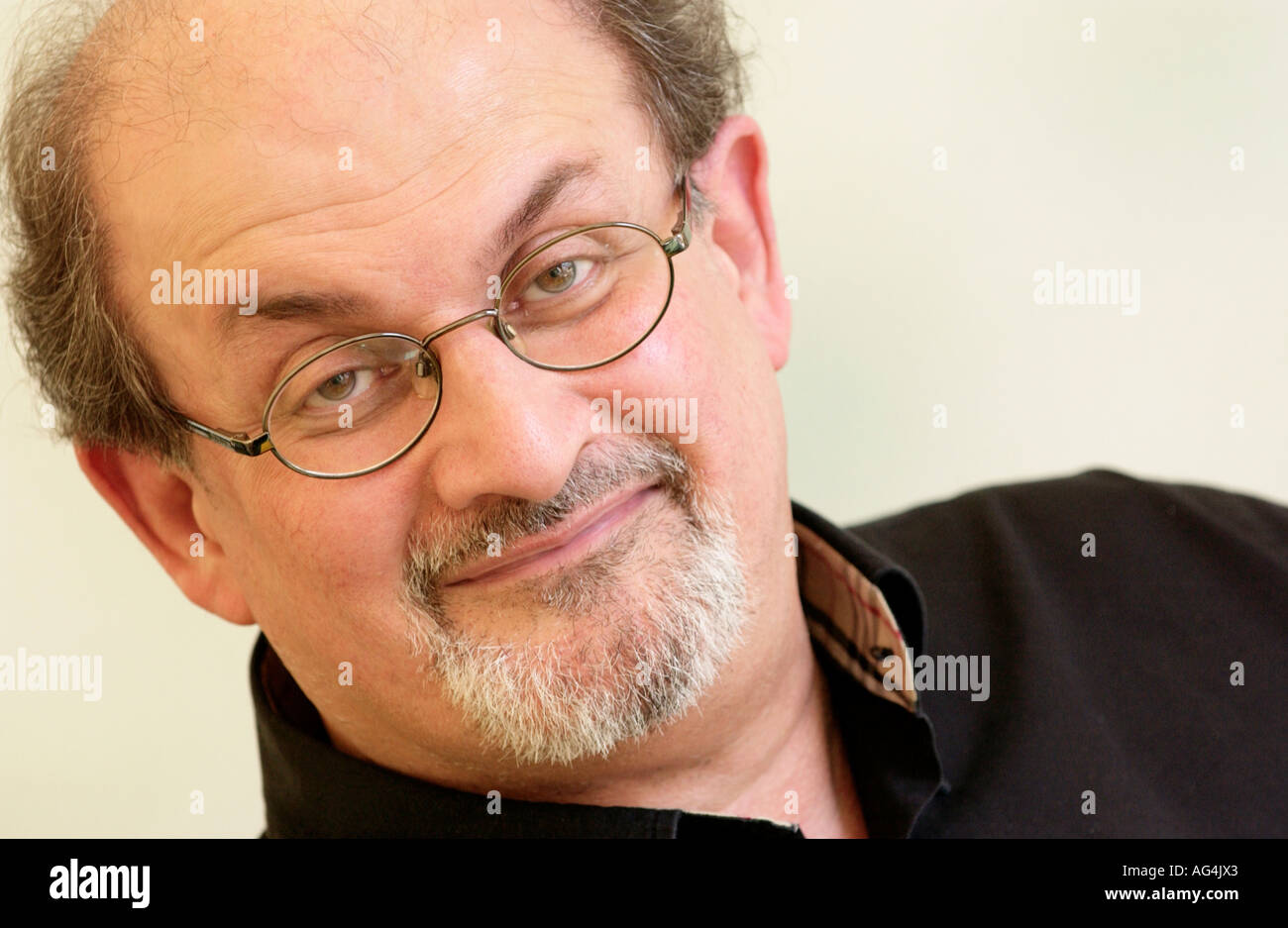 Salman Rushdie, auteur romancier indien Anglo, écrivain photographié à Hay Festival 2006 Hay-on-Wye Powys Pays de Galles UK Banque D'Images