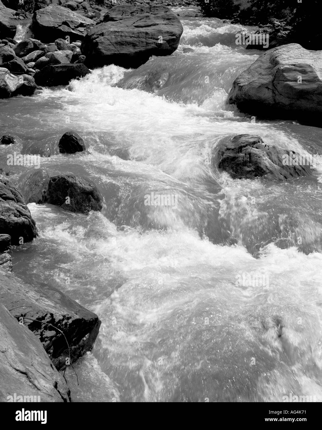 Vue rapprochée d'une rivière de glacier dans le village suisse alp de Bristen Banque D'Images