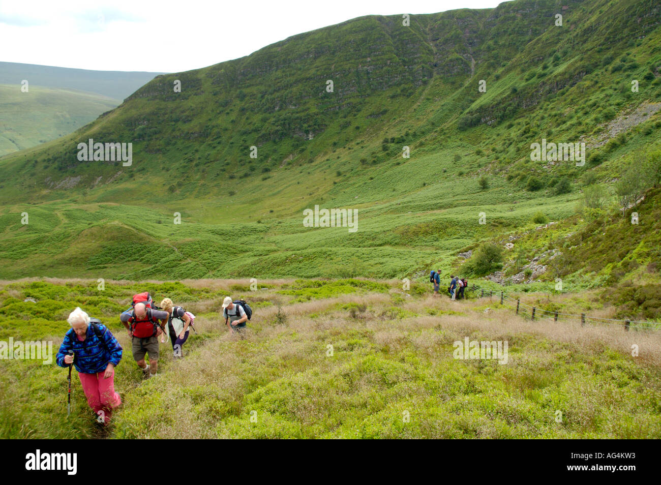 Visite guidée à pied groupe à la Craig Cerrig Gleisiad Réserve naturelle nationale dans le Parc National des Brecon Beacons Powys Pays de Galles UK Banque D'Images