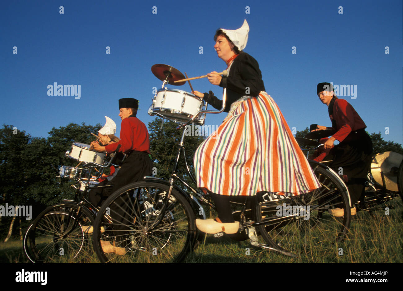 Pays-bas Opende Band crescendo d'effectuer en costume traditionnel néerlandais Banque D'Images