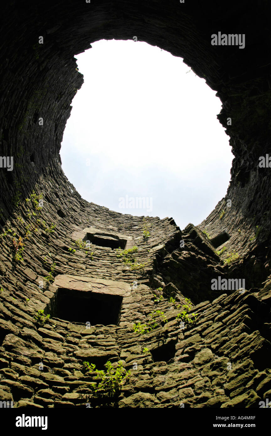 Jusqu'à la tour en ruine au château blanc à l'origine une motte Norman Bailey et la pierre date de 1184 Monmouthshire UK Banque D'Images