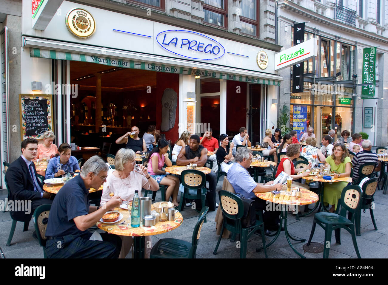 Allemagne Hambourg Personnes manger à une Pizzeria sur Poststrasse une rue piétonne avec de nombreux magasins et restaurants dans la vieille ville, Altstadt Banque D'Images