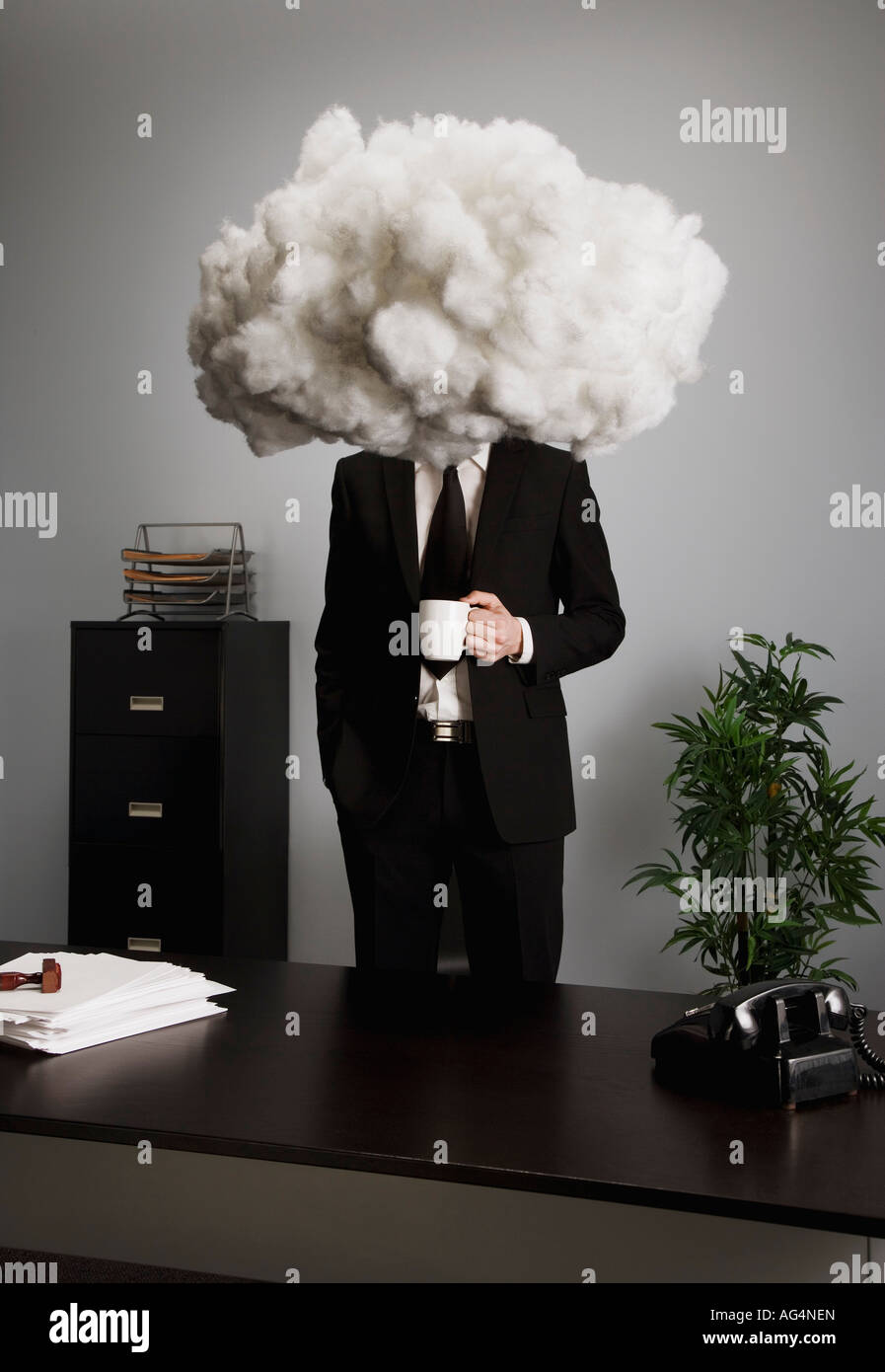 Businessman with head in the clouds Banque D'Images