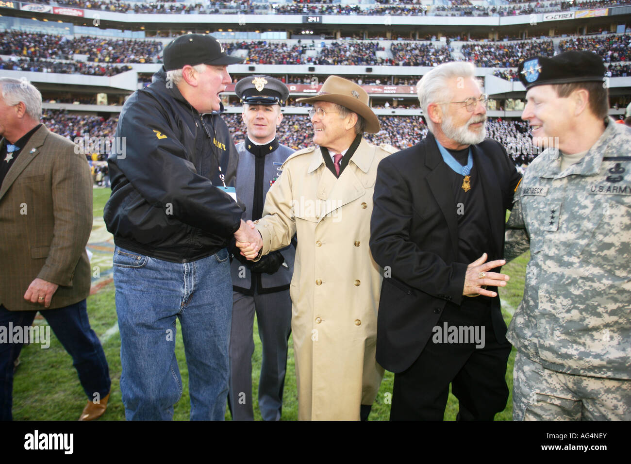 Donald Rumsfeld à l'army navy football match à Philadelphie Banque D'Images
