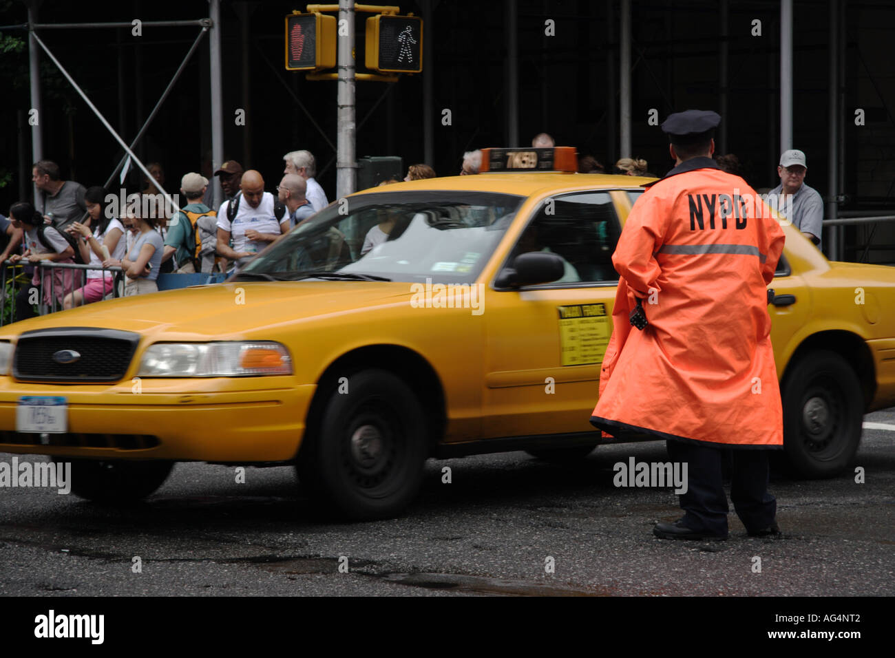New York taxi jaune et de la CDP à Manhattan Banque D'Images