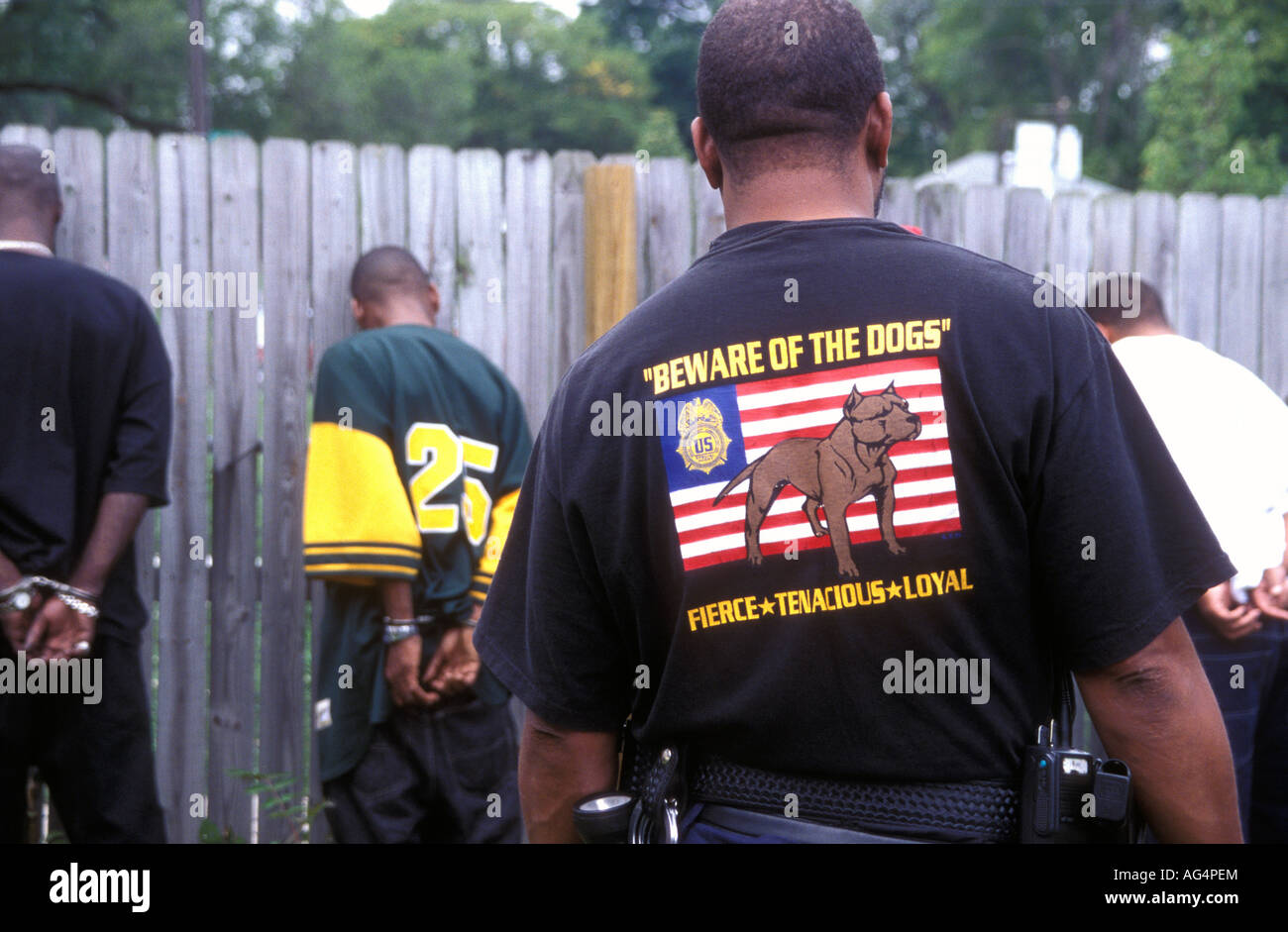 Detroit Narc veille sur les prisonniers détenus après un raid sur un crack house Banque D'Images