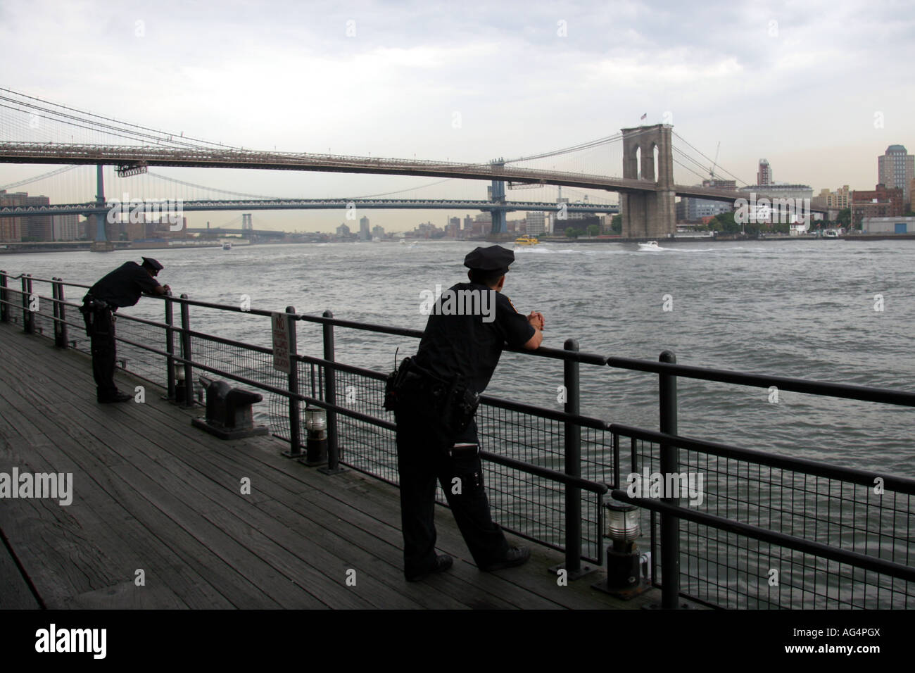 Officiers de NYPD avec vue sur la rivière Hudson et pont de Brooklyn Banque D'Images
