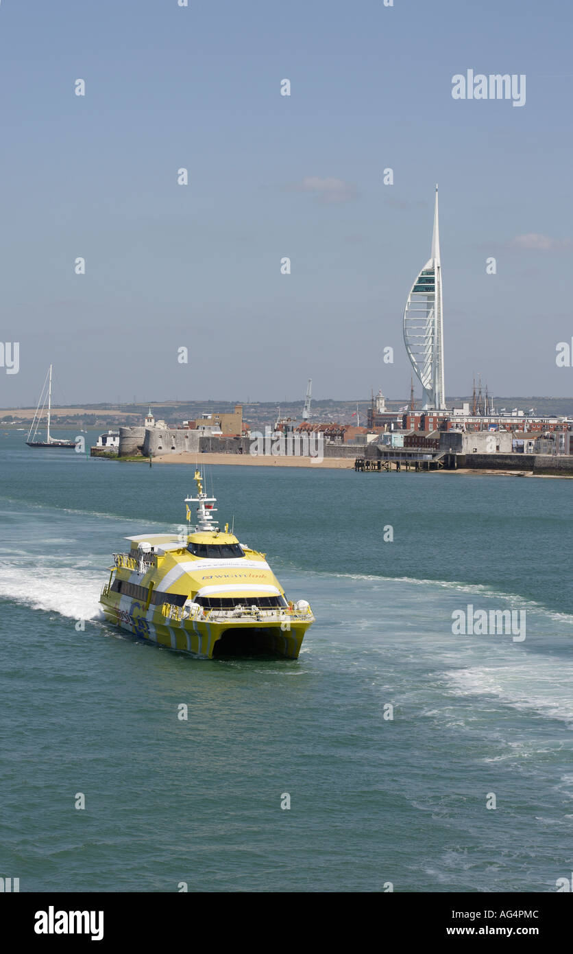 Ferry Catamaran avec Tour Spinnaker de Portsmouth Harbour Banque D'Images