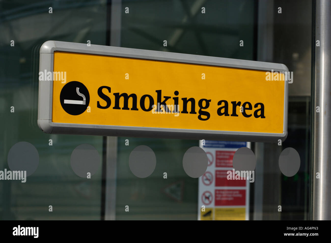 Fumeurs à l'aéroport d'Heathrow Banque D'Images