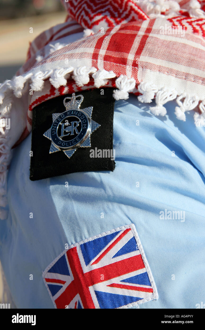 Agent de police britannique portant foulard Arabe Banque D'Images