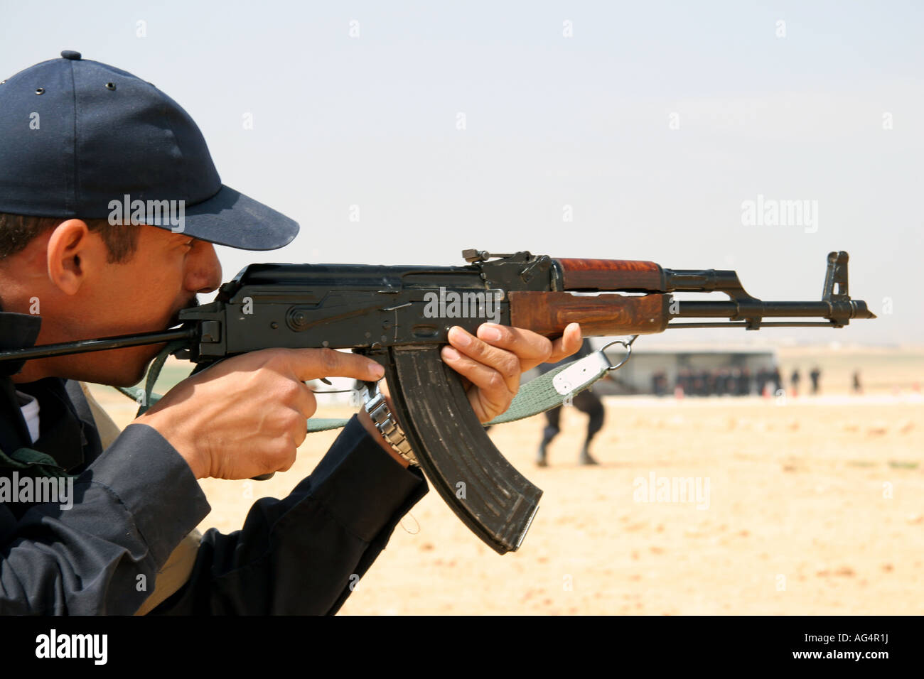 Officier de police irakienne avec AK47 Banque D'Images