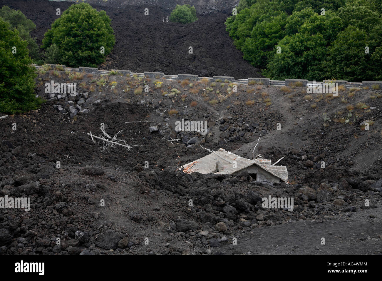 Chambre enterré par la lave après l'éruption de 2001 l'Etna Sicile Italie Banque D'Images