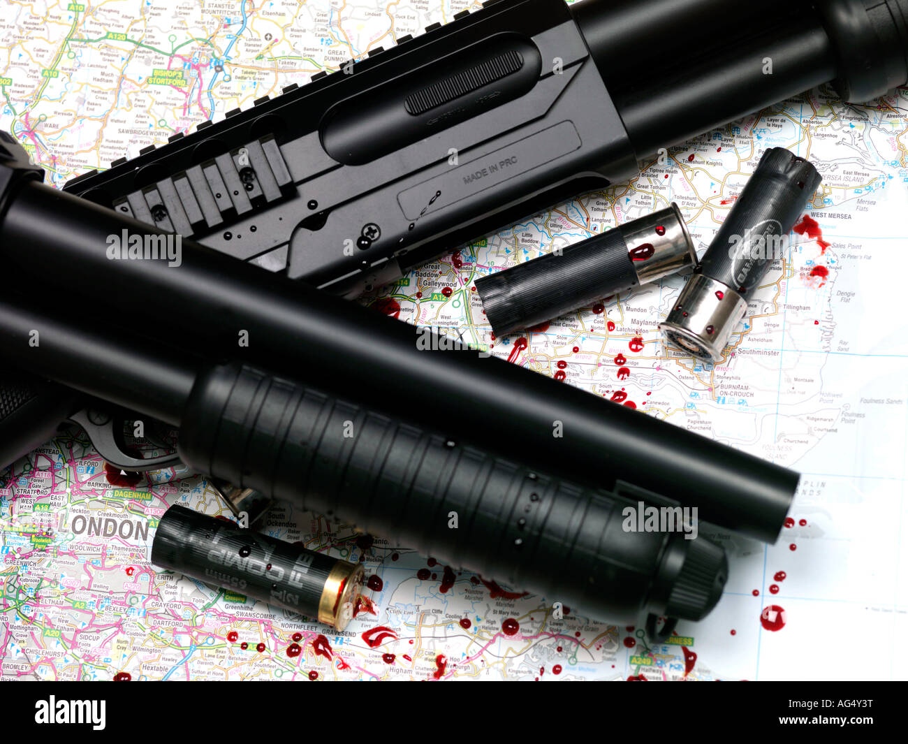 L'action de la pompe deux fusils avec cartouches a dépensé sur une carte couverte de sang montrant une augmentation des taux de criminalité violente au Royaume-Uni Banque D'Images