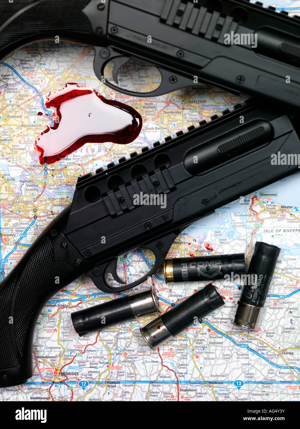 L'action de la pompe deux fusils avec cartouches O une carte imbibées de sang sans personnes indiquant le numéro de police et l'augmentation de la baisse des taux de criminalité avec violence Banque D'Images