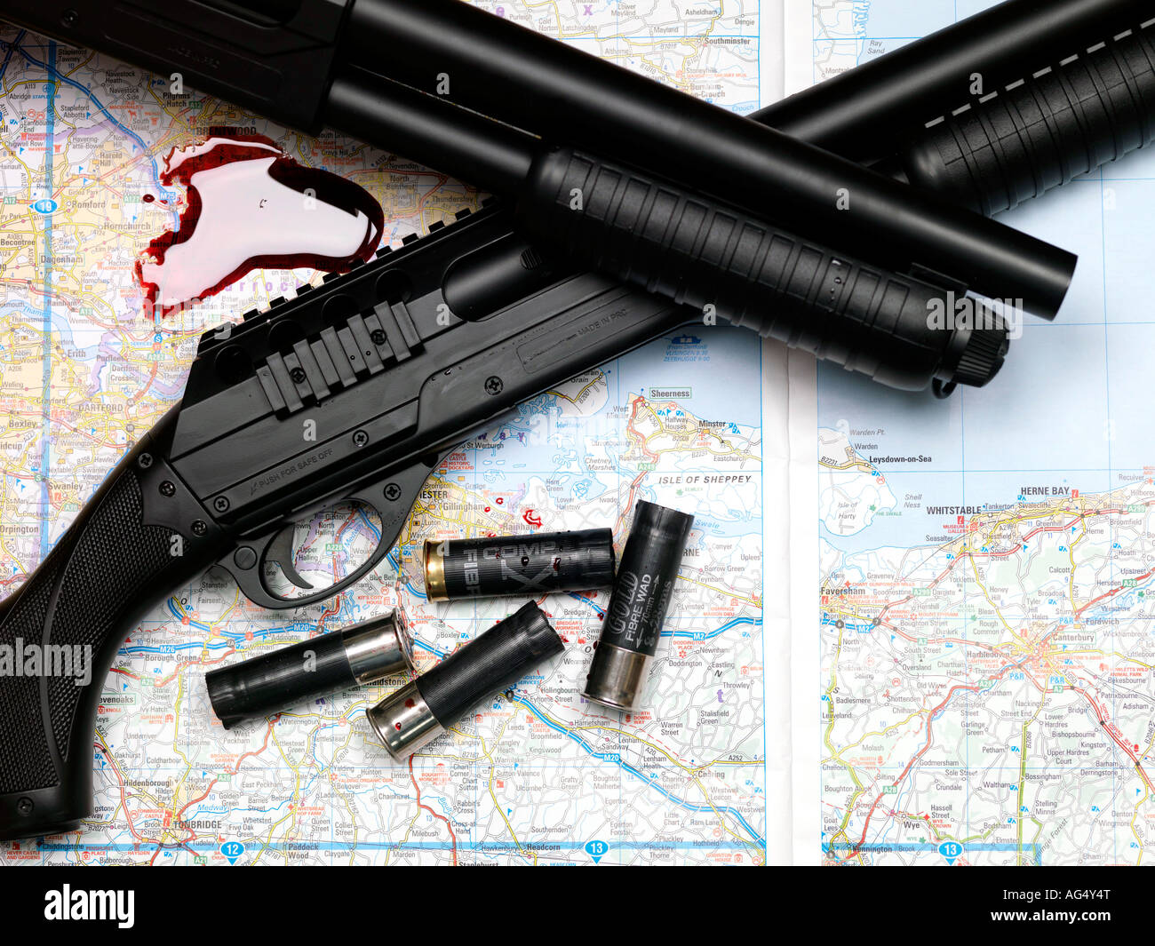 L'action de la pompe deux fusils avec cartouches O une carte imbibées de sang sans personnes indiquant le numéro de police et l'augmentation de la baisse des taux de criminalité avec violence Banque D'Images