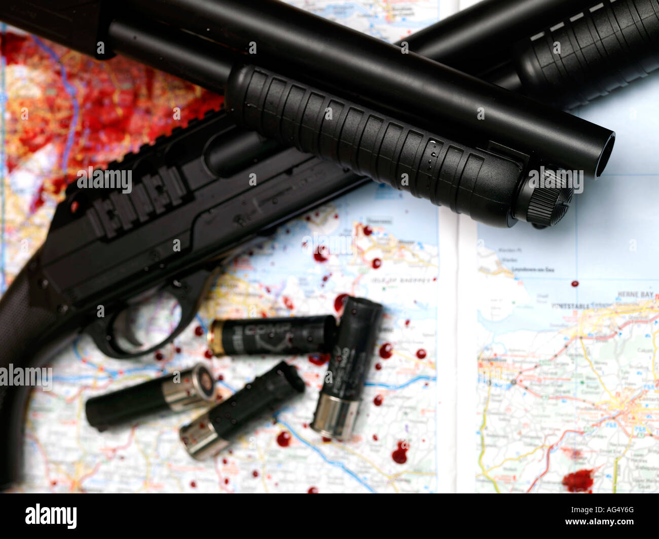 L'action de la pompe deux fusils avec cartouches a dépensé sur une carte couverte de sang montrant une augmentation des taux de criminalité violente au Royaume-Uni Banque D'Images