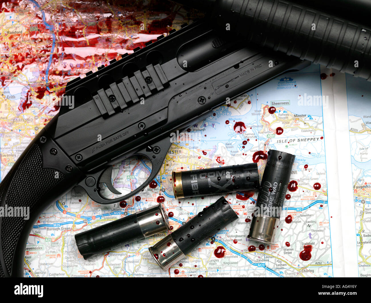 L'action de la pompe deux fusils avec cartouches a dépensé sur une carte couverte de sang montrant une augmentation des taux de criminalité violente au Royaume-Uni Banque D'Images
