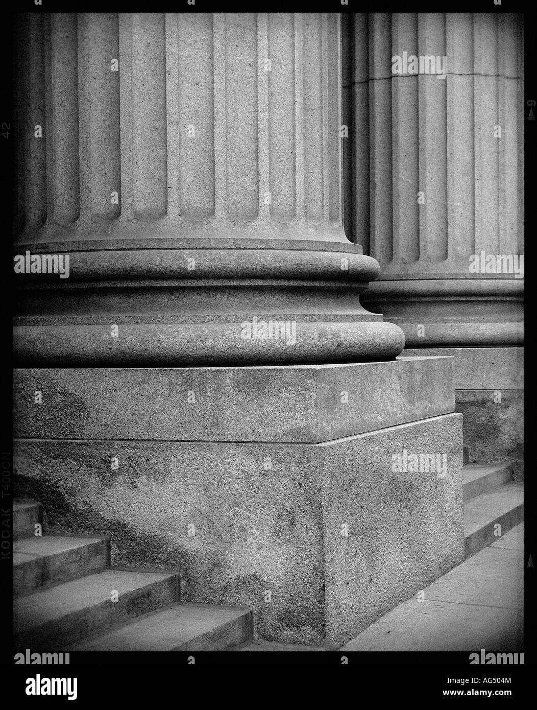 Base de grands piliers de ciment solide. Banque D'Images