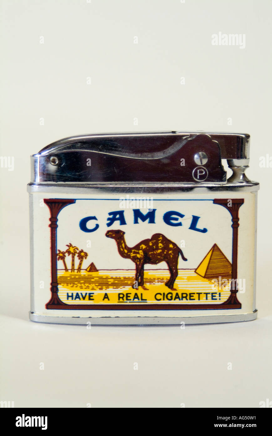 Un briquet vintage faisant la promotion des cigarettes Camel avec le slogan « Have a Real cigarette ». Banque D'Images